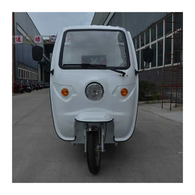 Un fourgon électrique à trois roues avec 60V de tension et de charge rapide